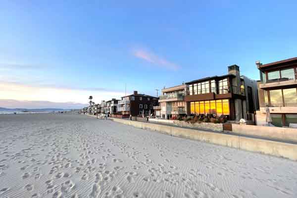 Beachfront homes on the Strand in Hermosa Beach